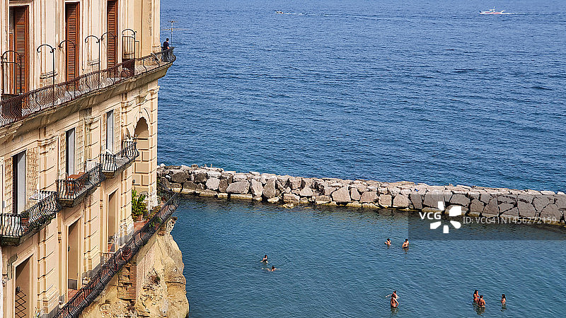 意大利那不勒斯附近，波西利波海岸线的沐浴者鸟瞰图片素材