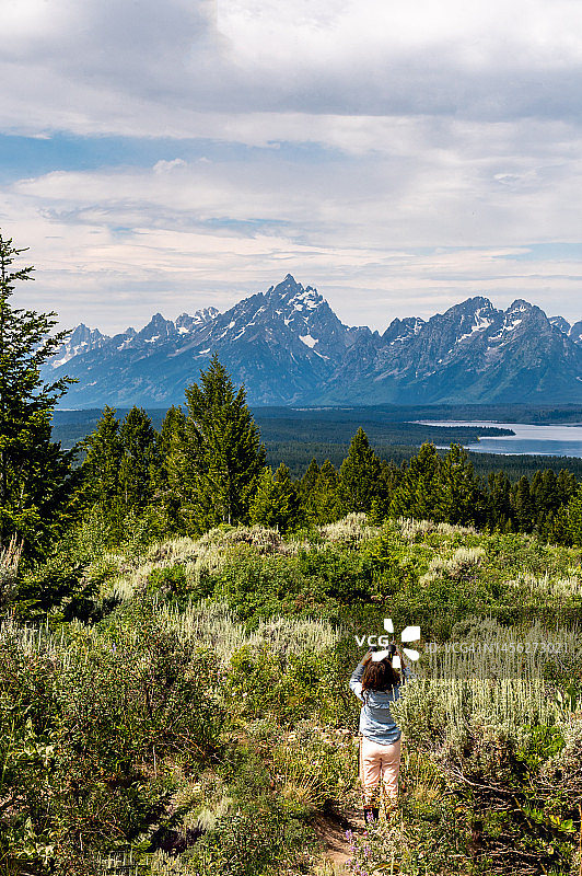 儿童观赏雄伟的提顿山脉自然风光图片素材