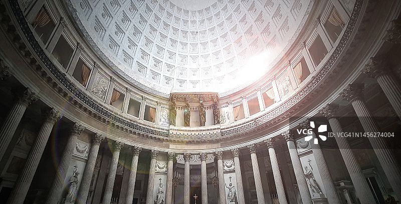 意大利那不勒斯普雷比席特广场圣方济各·保拉圣殿的内部穹顶图片素材