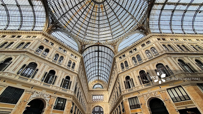 意大利那不勒斯翁贝托一世长廊的历史皇家购物拱廊玻璃天花板景观图片素材