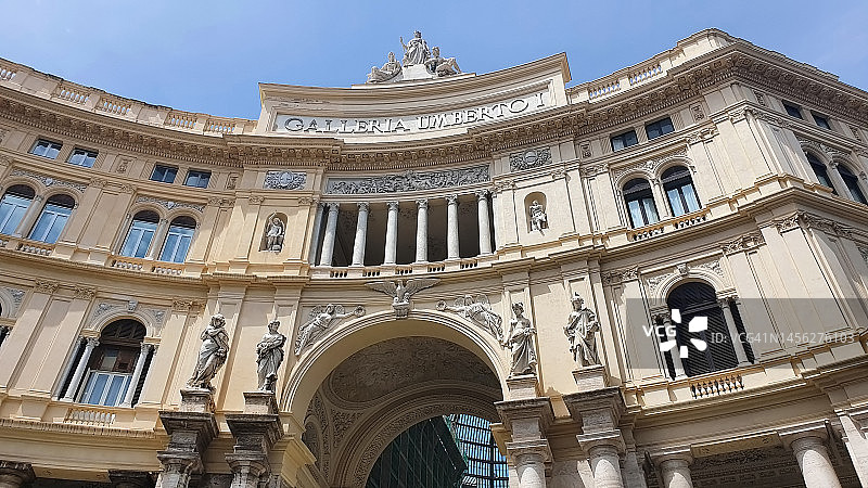 意大利那不勒斯19世纪皇家购物拱廊的宏伟入口图片素材