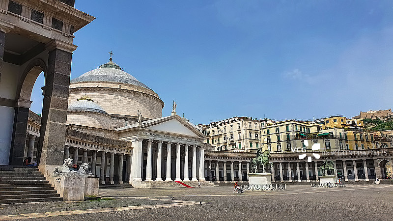 意大利那不勒斯人民广场的圣弗朗切斯科·迪·保拉大教堂景色图片素材
