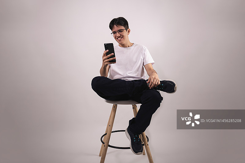 使用智能手机的青少年男性肖像图片素材