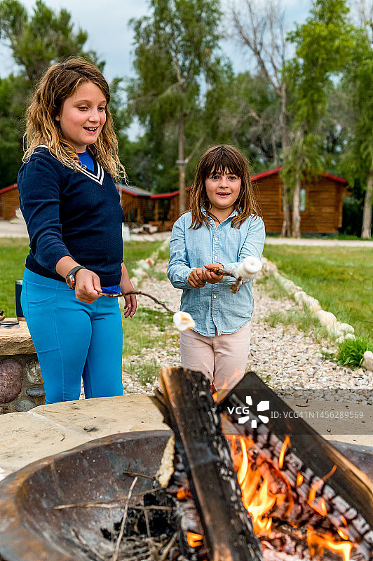 可爱的孩子们在篝火旁烤棉花糖做甜点图片素材
