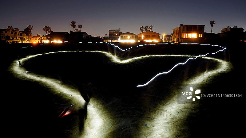 沙滩上的光绘心形图片素材