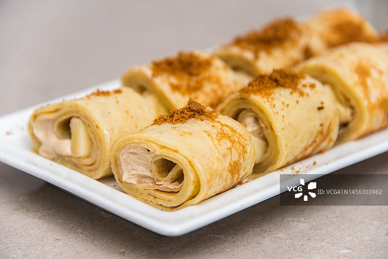 塞内加尔薄饼配寿司和焦糖饼干图片素材