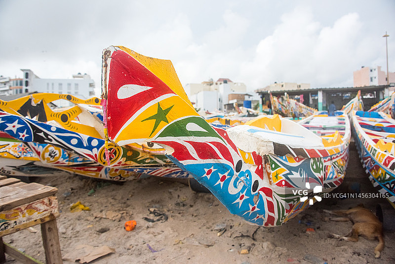 苏姆贝迪乌内市场渔船下熟睡狗狗图片素材