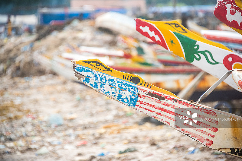 苏姆贝久内市场的塞内加尔皮划艇图片素材