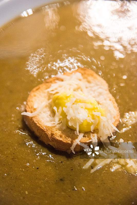 塞内加尔石斑鱼汤配蒜蓉酱和格鲁耶尔奶酪烤面包丁图片素材