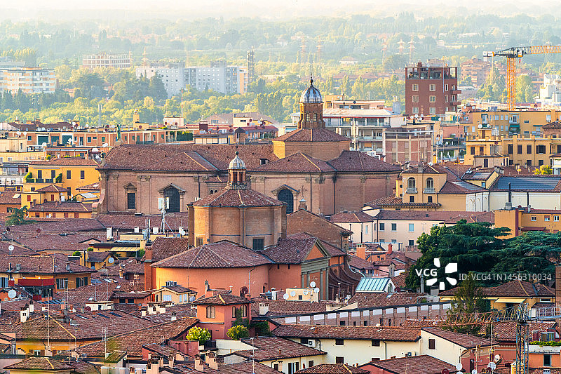 意大利博洛尼亚日落景色：中世纪双塔天际线图片素材