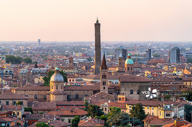 意大利博洛尼亚日落景色：中世纪双塔天际线图片素材