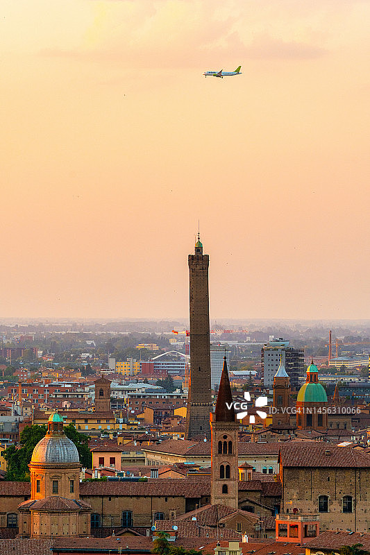 意大利博洛尼亚日落景色：中世纪双塔天际线图片素材