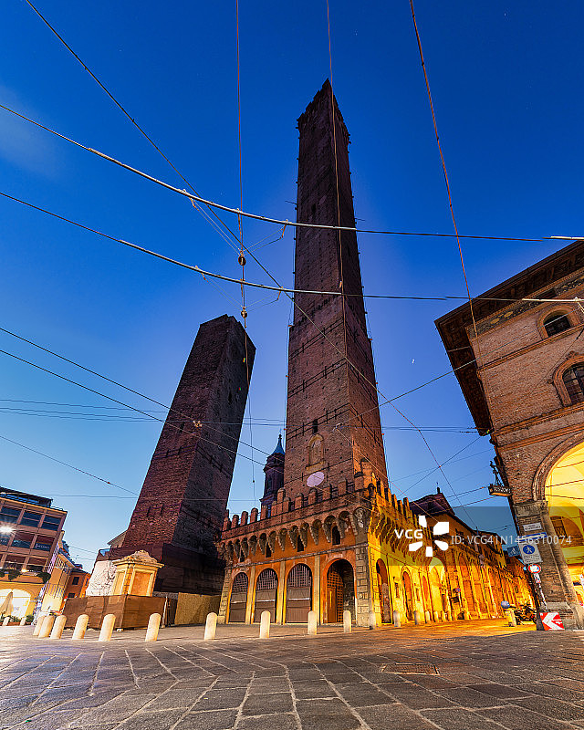 博洛尼亚城市景观日出：阿西内利塔和加里森达塔图片素材