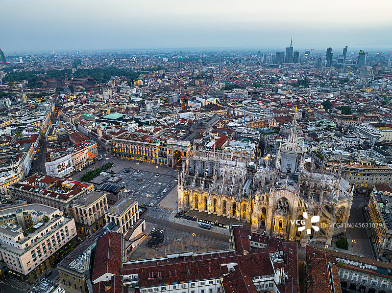 意大利米兰主教座堂广场的航拍照片图片素材