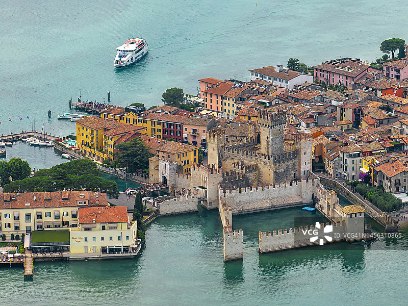 加尔达湖锡尔苗内镇及斯卡利杰罗城堡航拍景观，布雷西亚省，伦巴第，意大利图片素材