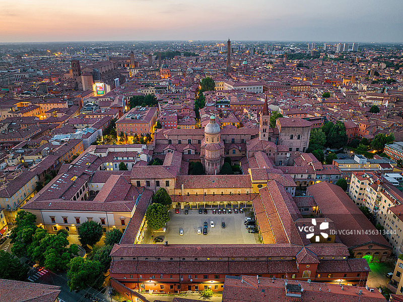 意大利博洛尼亚历史中心和双塔的无人机日落场景，双塔是博洛尼亚的象征，两座塔都倾斜图片素材