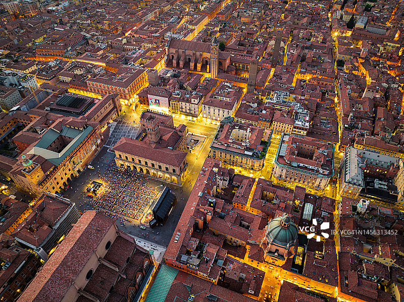 意大利博洛尼亚历史中心和双塔的无人机日落场景，双塔是博洛尼亚的象征，两座塔都倾斜图片素材