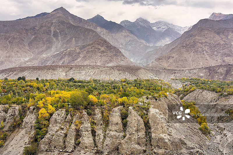 喀喇昆仑公路沿途的秋季风光：罕萨河与喀喇昆仑山脉，巴基斯坦北部吉尔吉特-巴尔蒂斯坦图片素材