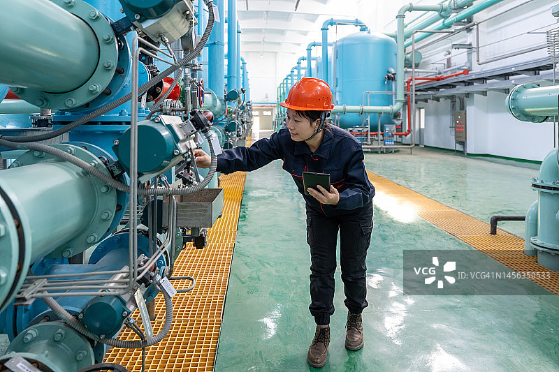 女工程师在化工厂检查设备图片素材