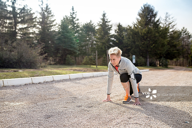准备短跑的女人图片素材