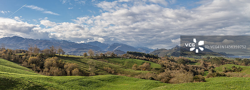 阿巴尼利亚斯的圣维森特山谷田野图片素材