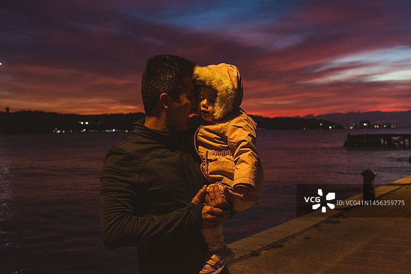 夕阳下父亲与女儿在一起图片素材