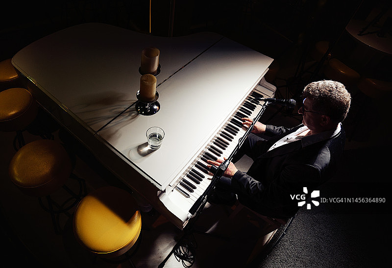 钢琴酒吧里弹钢琴的钢琴家图片素材