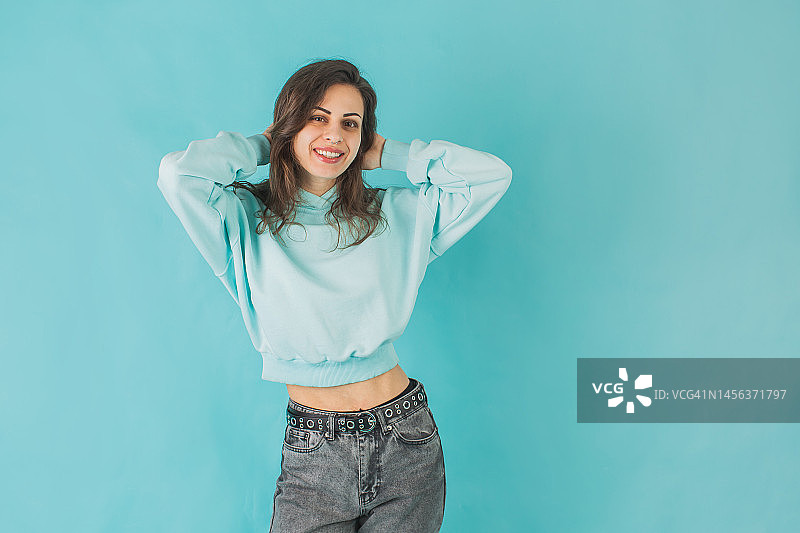 蓝色背景上的棕发女子图片素材