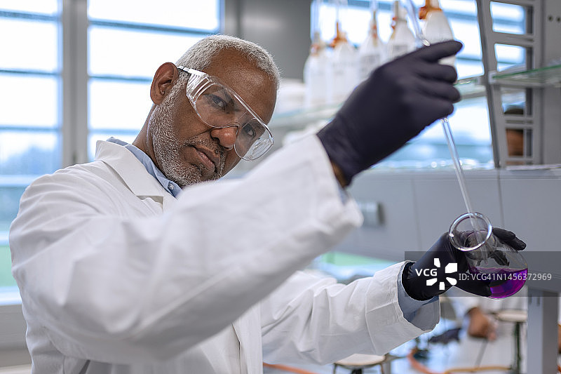 化学实验室中的同事图片素材