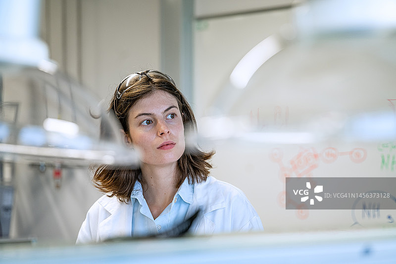 实验室里的学生和化学教授图片素材