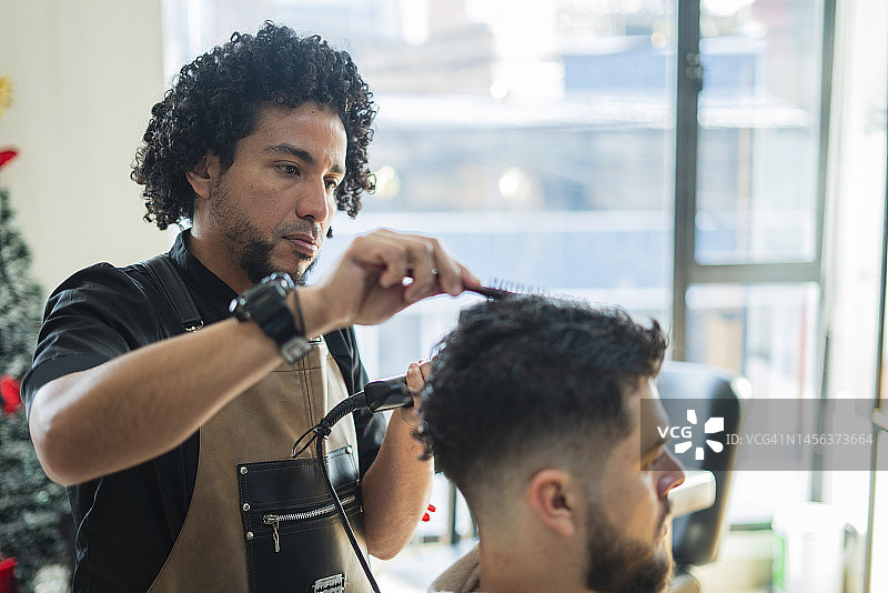 男造型师为顾客理发图片素材