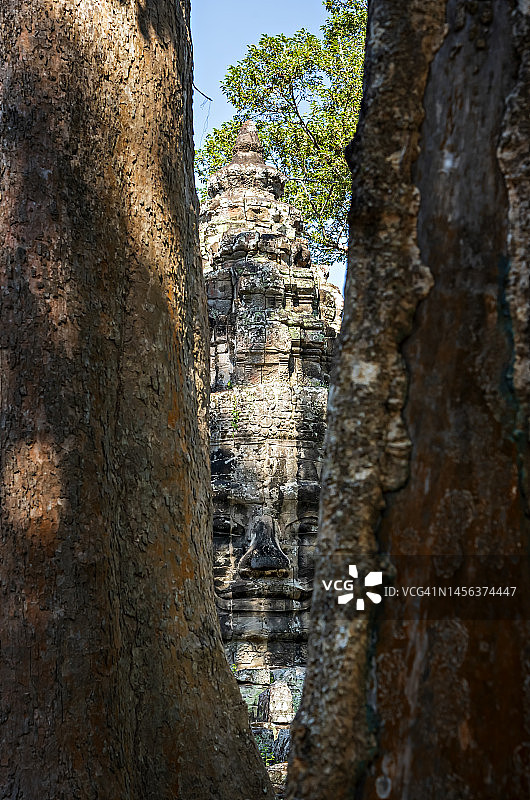 进入吴哥古迹大门处的石雕面部图片素材