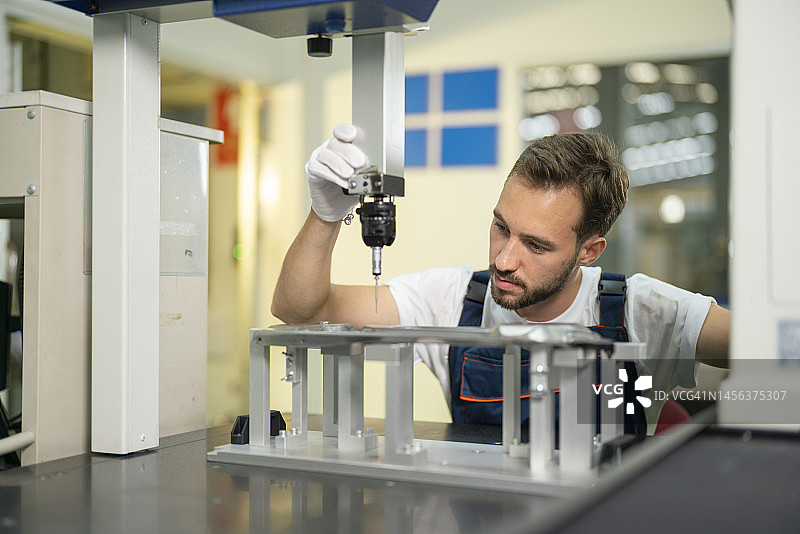 汽车零件尺寸检验图片素材