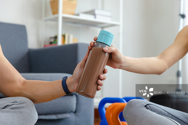 男子递水给女子图片素材