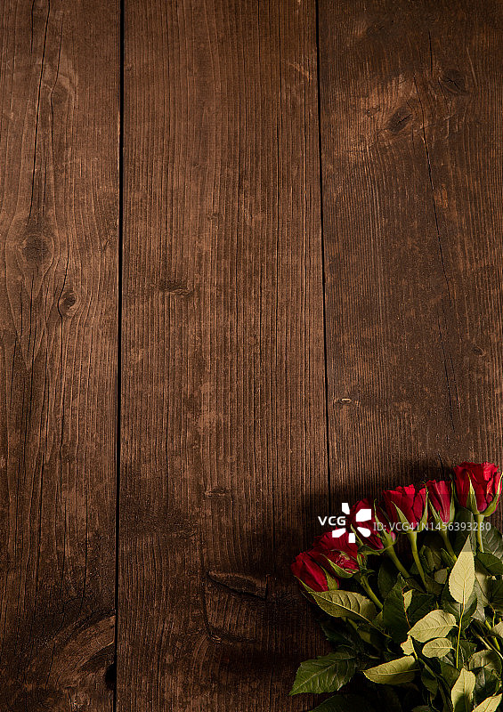 带有红色玫瑰的乡村木质情人节背景图片素材