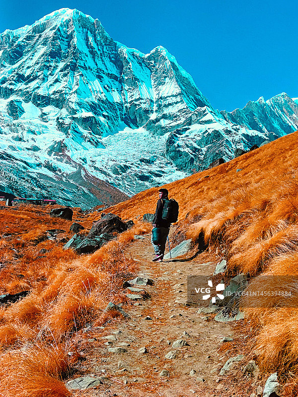 男子在超现实山景中徒步旅行图片素材