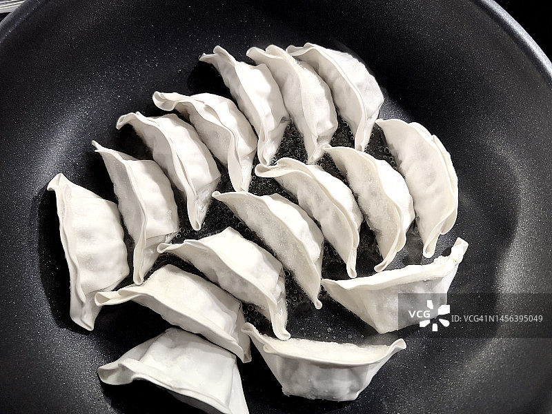 在平底锅里烹饪饺子图片素材