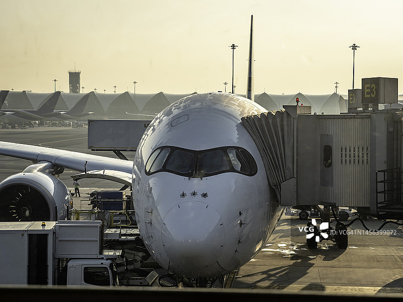 曼谷机场的清晨日出，宽体飞机准备登机起飞图片素材