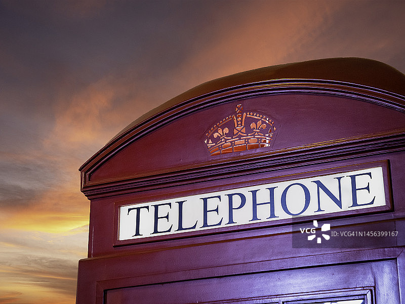 英国伦敦的传统红色电话亭日落图片素材
