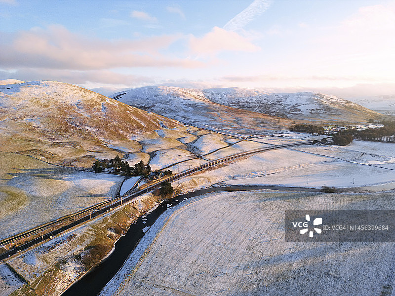 苏格兰低地冬季雪景鸟瞰图图片素材