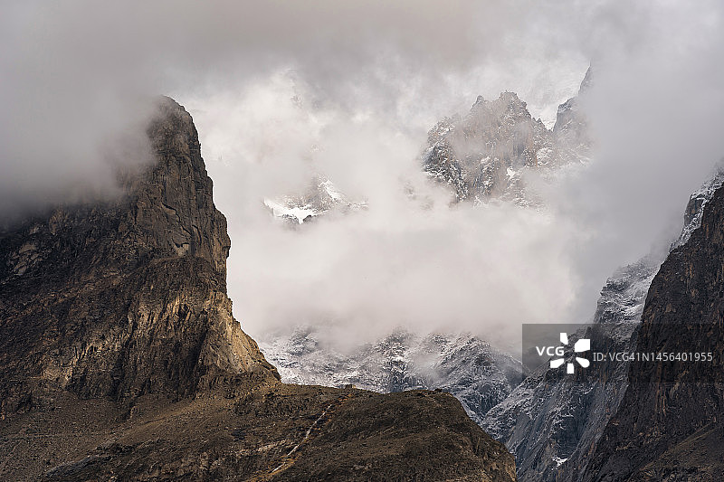 巴基斯坦北部罕萨山谷秋景日出，喀喇昆仑山脉图片素材
