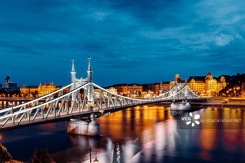 匈牙利夜间灯光璀璨的布达佩斯自由桥城市风光图片素材