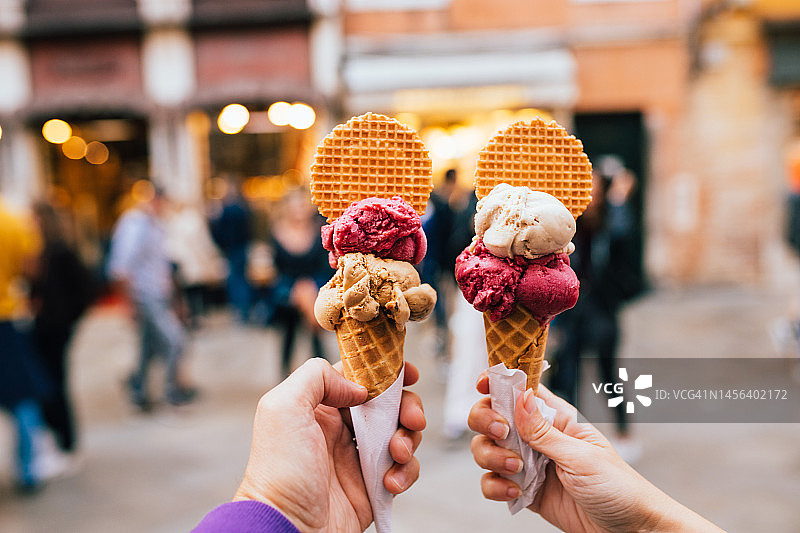 情侣拿着美味的意大利冰淇淋图片素材