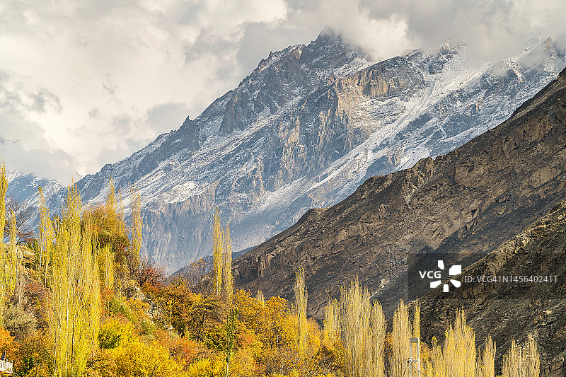 巴基斯坦罕萨山谷秋景，河流与喀喇昆仑山脉图片素材