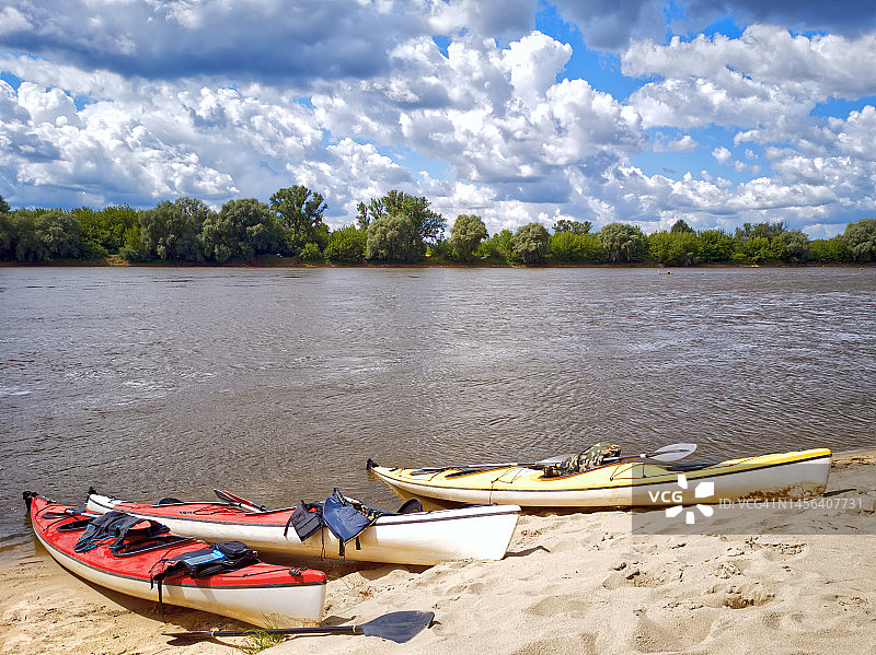 维斯瓦河岸边的彩色皮划艇图片素材
