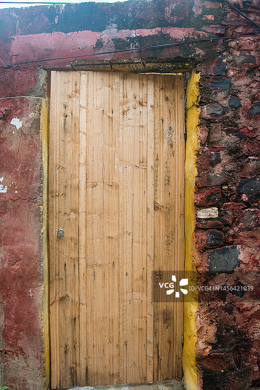红色墙面建筑上的木门图片素材