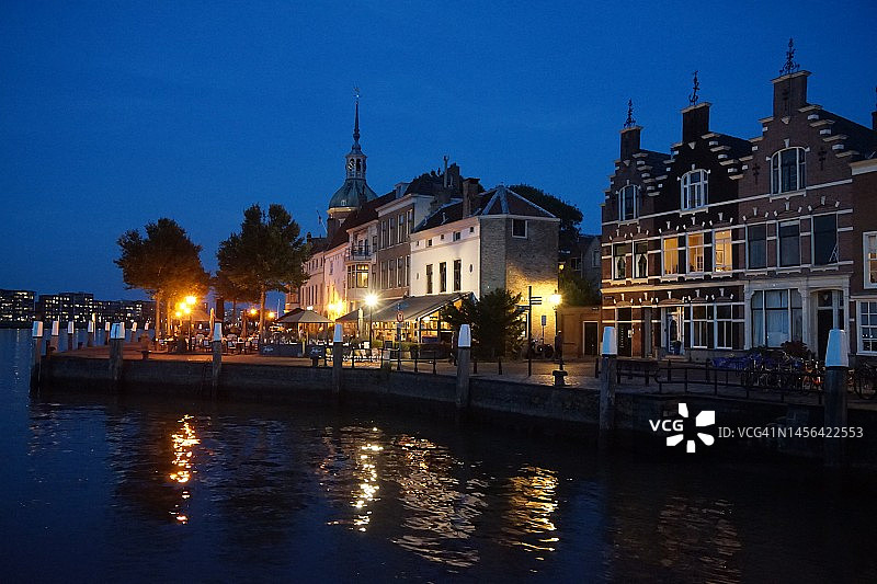 夜晚荷兰多德雷赫特历史悠久的滨水区图片素材