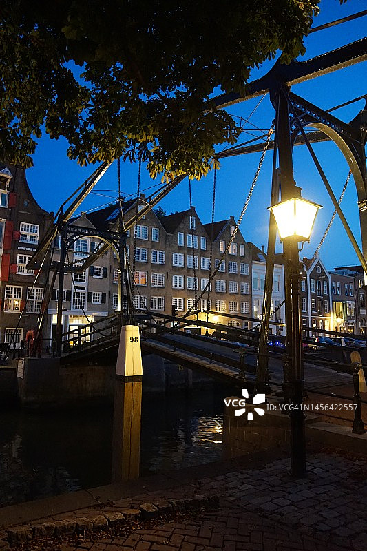 荷兰多德雷赫特历史悠久的达米亚特吊桥，黄昏图片素材