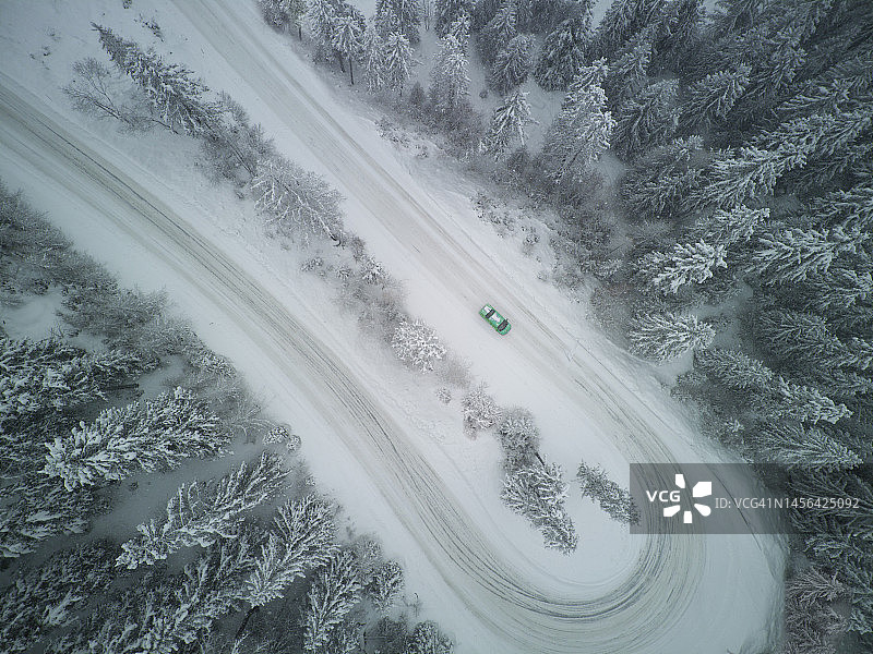 冰雪覆盖的急转弯处的车辆鸟瞰图图片素材