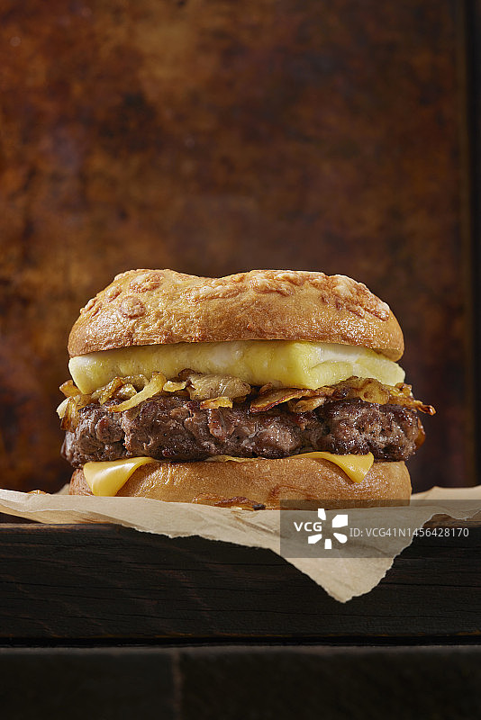 仿制起司牛排鸡蛋早餐贝果图片素材